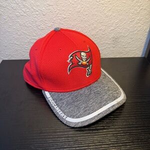New Era 39Thirty Tampa Bay Buccaneers NFL Onfield Red Grey Hat Flex Small Medium